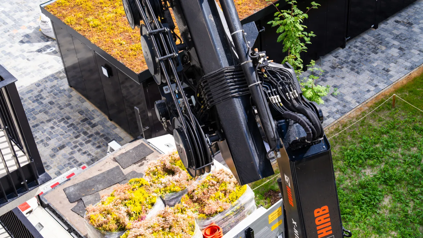 Detailaufnahme der Kranhydraulik von oben
